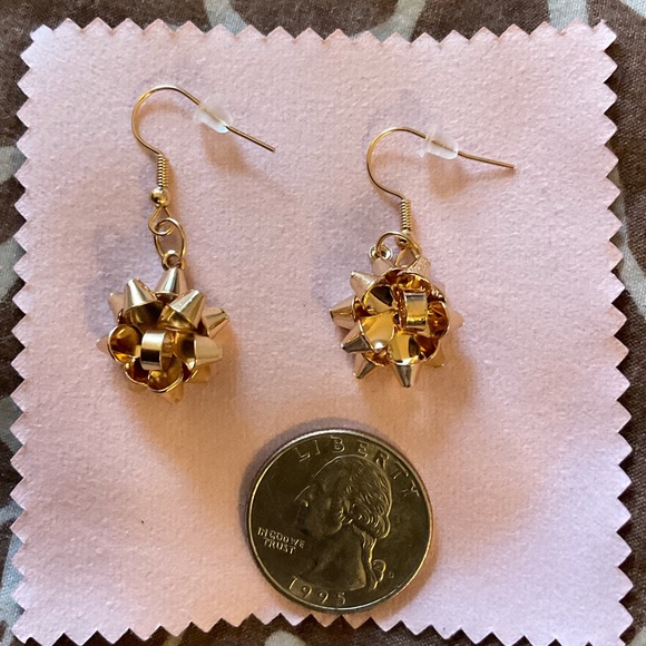 Gold Metal Gift Bow Present Holiday Christmas Gift Hanging Earrings NWT - Picture 2 of 2